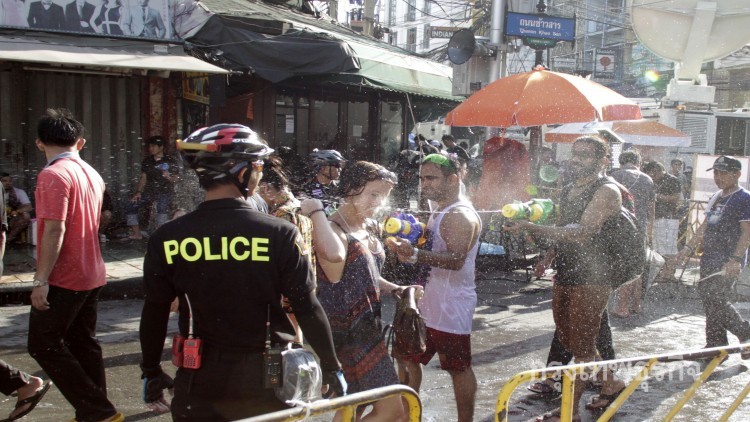 ตำรวจลงพื้นที่ดูแลงานสงกรานต์ถนนข้าวสาร