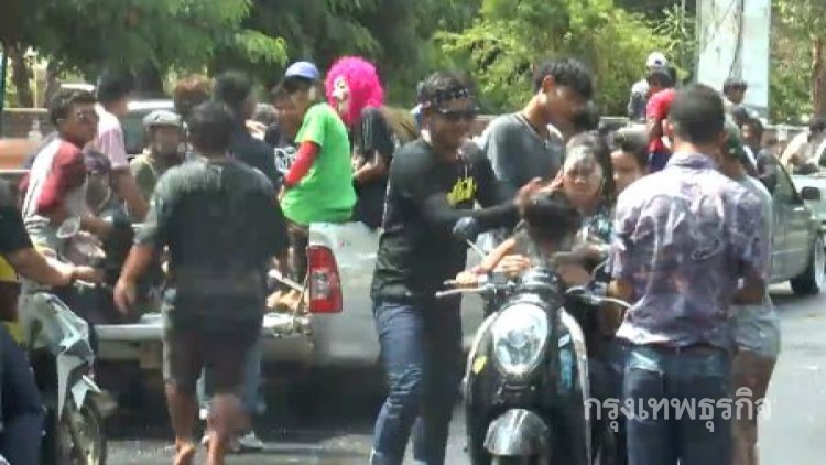 แห่เล่นน้ำสงกรานต์ถนนเซราะกราวบุรีรัมย์ สุดคึกคัก