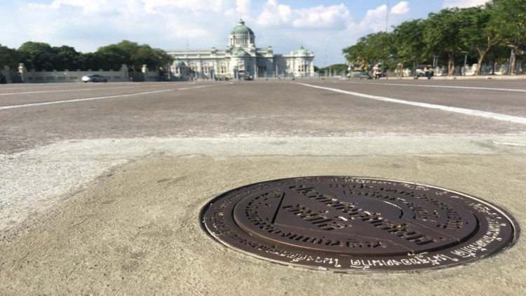 แชร์ว่อนเน็ต!! หมุดคณะราษฎร์ถูกเปลี่ยน