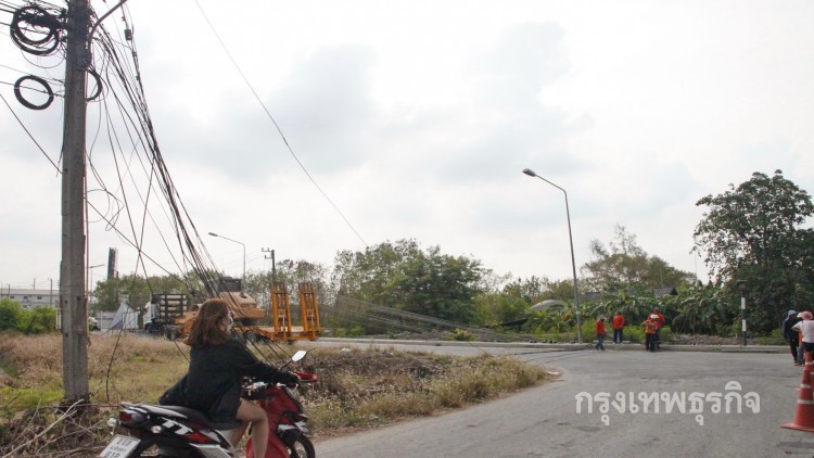ระดม200คนซ่อมเสาไฟฟ้าตะพานหิน หลังพายุถล่มล้ม68ต้น