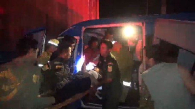 รถตู้รับ-ส่ง พนง.คิงพาวเวอร์ พุ่งชน18ล้อ ดับ1เจ็บ10