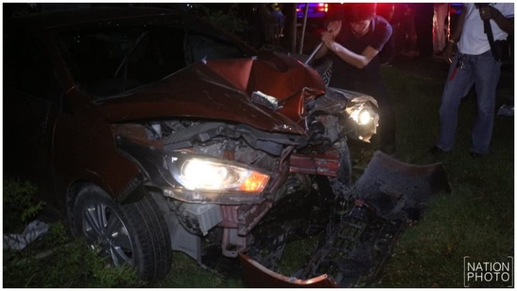 สาวขับเก๋งจะกลับบ้าน ชนต้นไม้ข้างทางเจ็บสาหัส