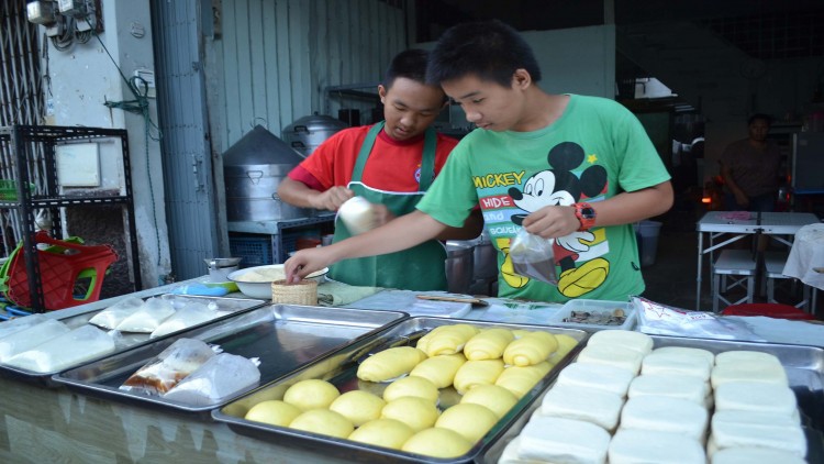 น่าชื่นชม! สองพี่น้องยอดนักขายน้ำเต้าหู้ ช่วยแบ่งเบาภาระพ่อ