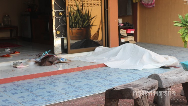 ลูกจ้างโหด เชือดคอแม่ค้าสาวตลาดไท ตายหน้าบ้าน