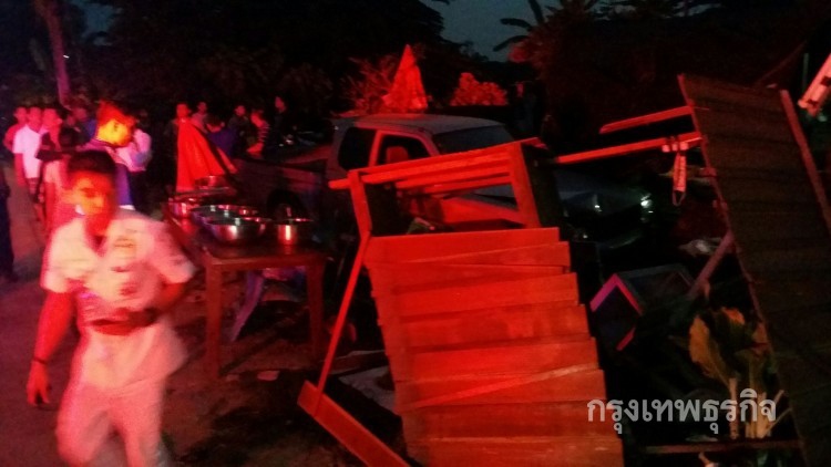 กระบะเมาซิ่งชนร้านขายข้าวแกงพังยับ