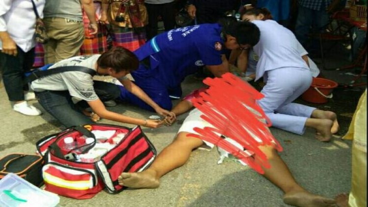 ร่างทรงแสดงปาฏิหาริย์ ใช้ดาบแทงตัวเอง พลาดตัดขั้วหัวใจดับ