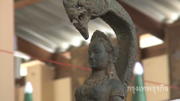  ฮือฮา! เด็กชายลงเล่นน้ำชี พบรูปปั้น 'เจ้าแม่นาคี'