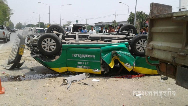 แท็กซี่หลับในรถพลิกคว่ำ ลูกค้าต่างชาติดับ1