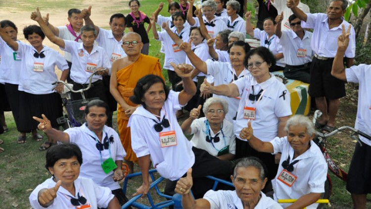 โคราชเปิดเทอมโรงเรียน 'ศีลห้าชราสุข' ฮาน้ำหมากกระจาย