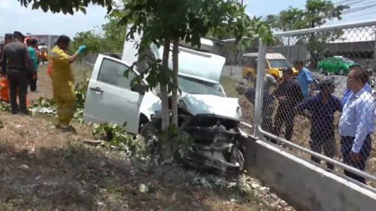 หนุ่มขับรถชนต้นไม้ เด็ก2ขวบดับพร้อมแม่