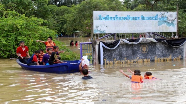 'ร.10' พระราชทานเงินช่วยร.ร.น้ำท่วม40ล.-ซื้อโต๊ะเก้าอี้ใหม่