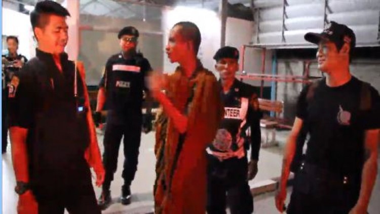 ชาวบ้านแจ้งตำรวจจับพระเมา โวยวายลั่นรถทัวร์