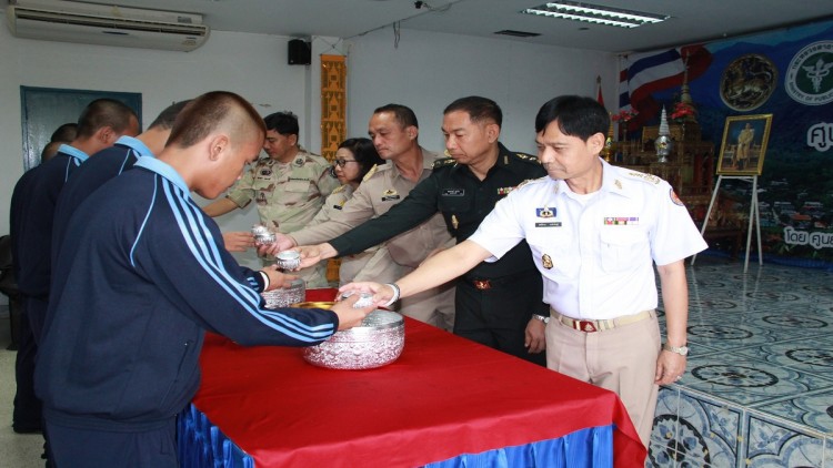 ดื่มน้ำสาบานจะไม่ยุ่งเกี่ยวกับยาเสพติด