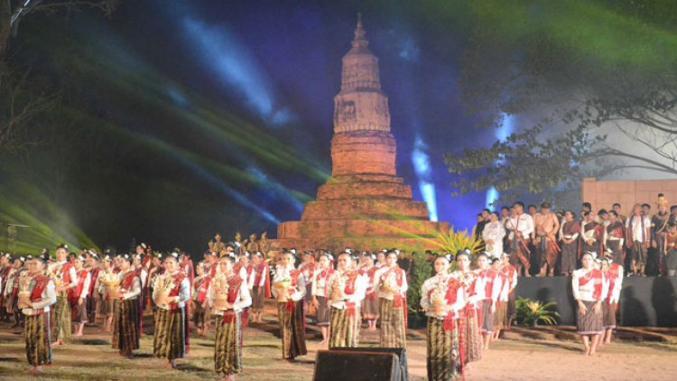 สุดยอดละครเวที ตำนานฟ้าแดดสงยาง ถวายเป็นพุทธบูชา