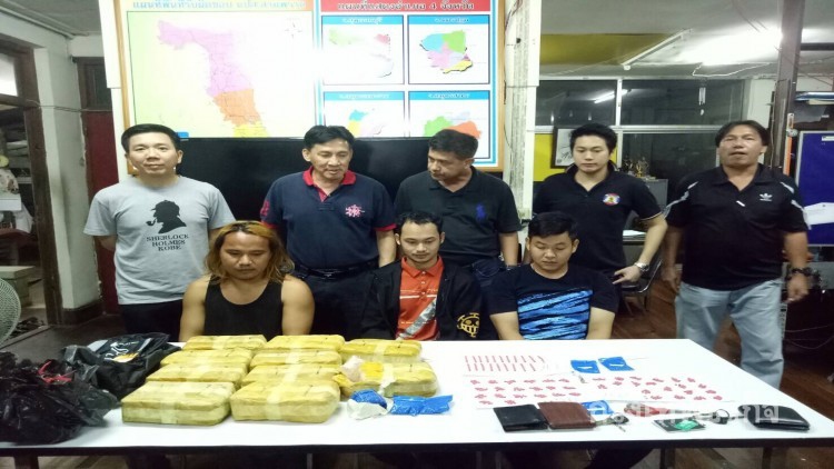 ปส.ซ้อนแผนล่อซื้อ รวบ3หนุ่ม รับจ้างเร่ขายยาบ้า1แสนเม็ด