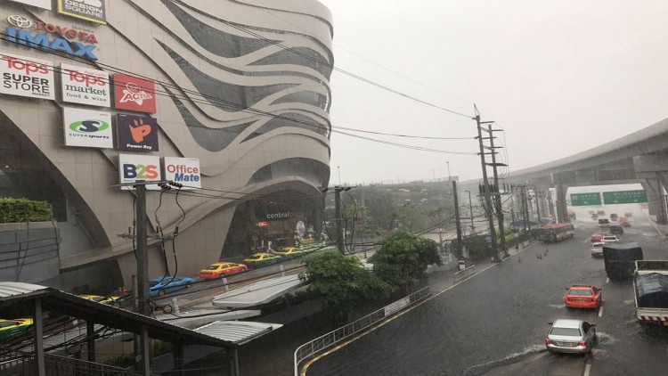ฝนตกหนักน้ำท่วมขัง บริเวณเซ็นทรัลเวสต์เกต บางใหญ่