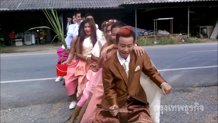 ฮือฮาหญิงแต่งหญิง ใช้รถเครื่องเสียงแห่ขันหมากสุดมันส์ 