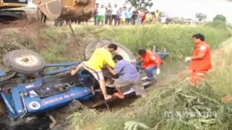  หนุ่มขยันช่วยพ่อรับจ้างไถนา สลดรถไถพลิกคว่ำทับร่างดับ