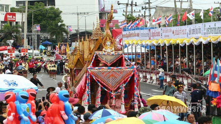 ร่วมชมขบวนแห่บั้งไฟ ยิ่งใหญ่และสวยงาม ที่จ.ยโสธร