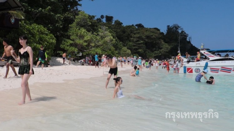เกาะสิมิลันคึกคัก นทท.เที่ยวก่อนปิดเกาะ5เดือน