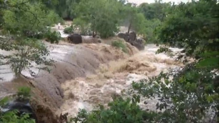 น้ำตกแก่งซองไหลเชี่ยวกราก ลำน้ำเข็กเพิ่มระดับสูงมาก