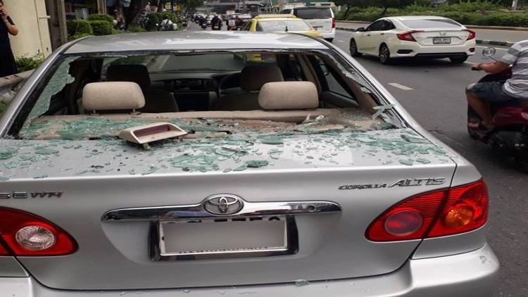 มือปาถุงมือยางบรรจุน้ำตกใส่เก๋ง ทำกระจกแตกยับ!!!