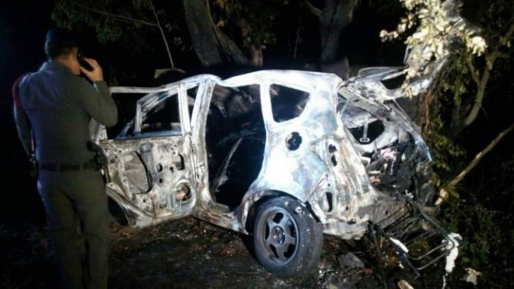 เก๋งเสียหลักพุ่งชนต้นไม้ไฟลุกดับ3เจ็บ2