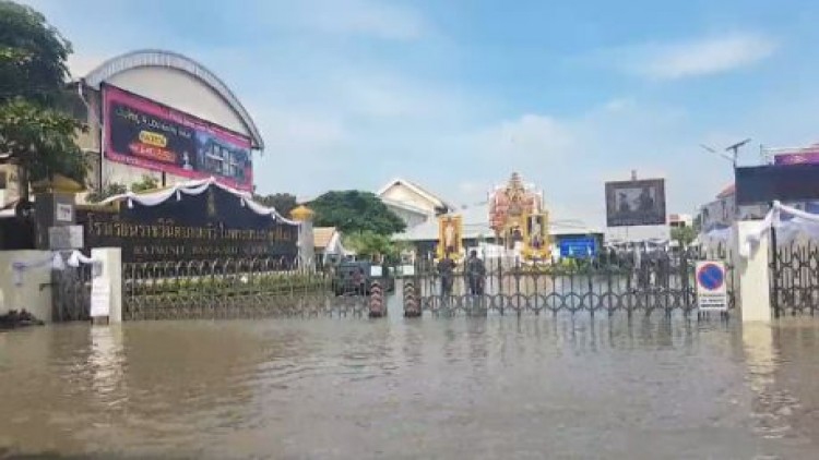 น้ำท่วมขังร.ร.ราชวินิตบางแก้วหยุดเรียน ชาวบ้านเดือดร้อนหนัก