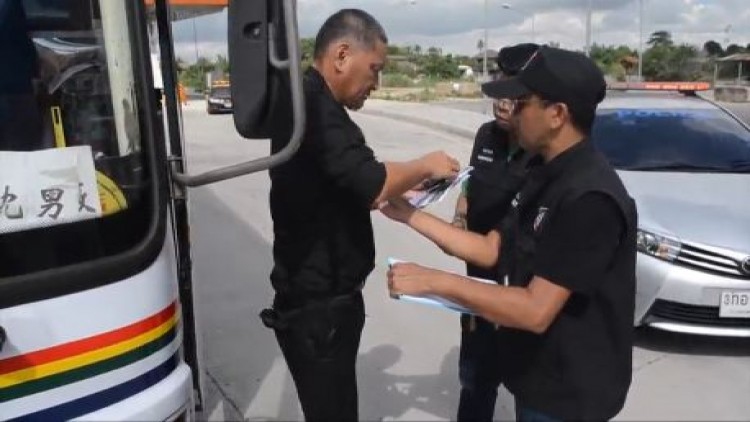 ตำรวจท่องเที่ยว-ทางหลวง ตั้งด่านจับไกด์เถื่อนเข้าพัทยา