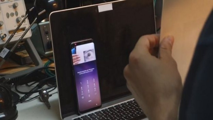 แฮคเกอร์พบวิธีโกงระบบสแกนม่านตา 'เอส8'