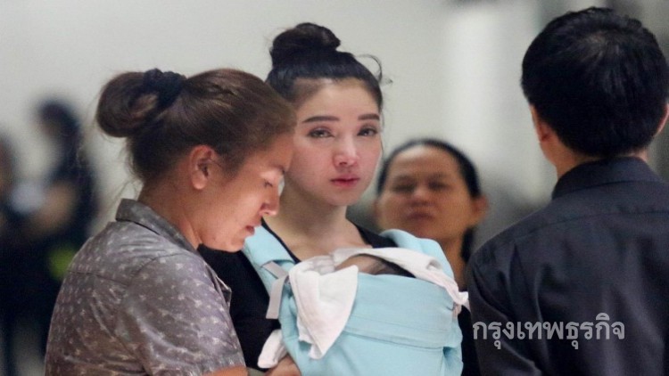 สะเทือนใจ!! 'แพท'อุ้มลูกหน้าเศร้ารอ 'เบนซ์ เรซซิ่ง'