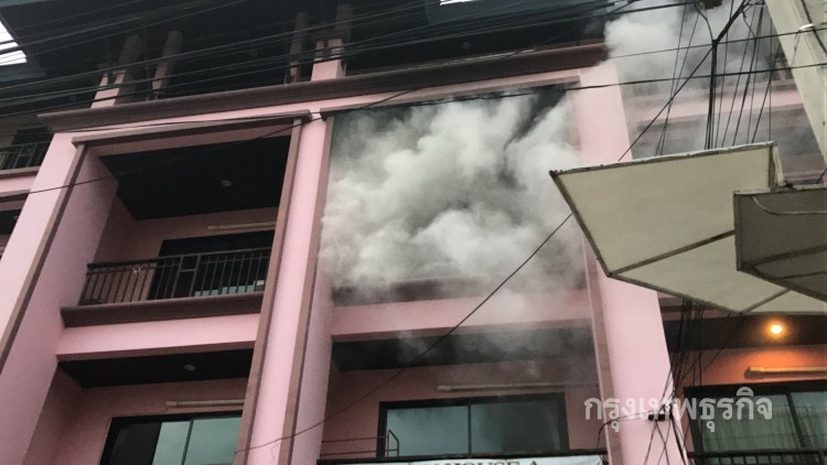 ระทึก! ไฟไหม้หอพักเช่าย่านพัทยาใต้ ลูกค้าต่างชาติหนีตายวุ่น