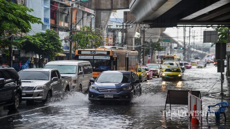 น้ำขังรอการระบายแยกเตาปูน 