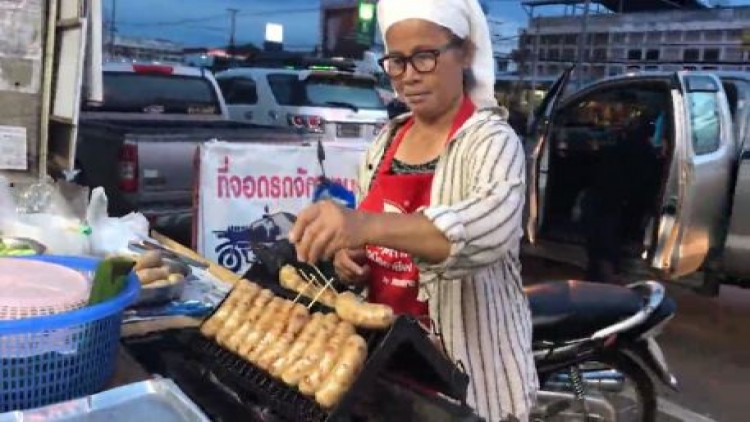 ไส้กรอกอีสานขายดี มีรายได้แบบพอเพียง