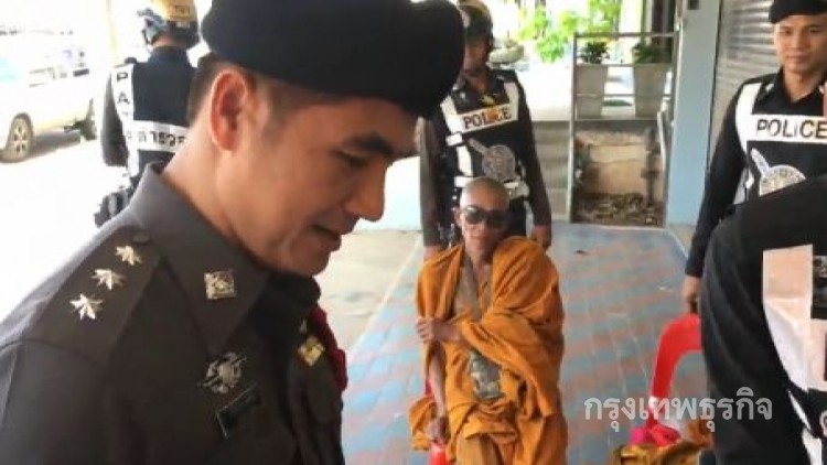 จับสึกพระเมา ค้นย่ามเจอเหล้าขาว-มีด