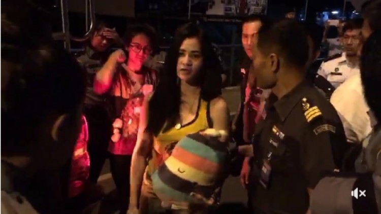 คลิปเมียนมาส่งตัว 'เปรี้ยว เอิร์น แจ้' ข้ามแดนให้ทางการไทย