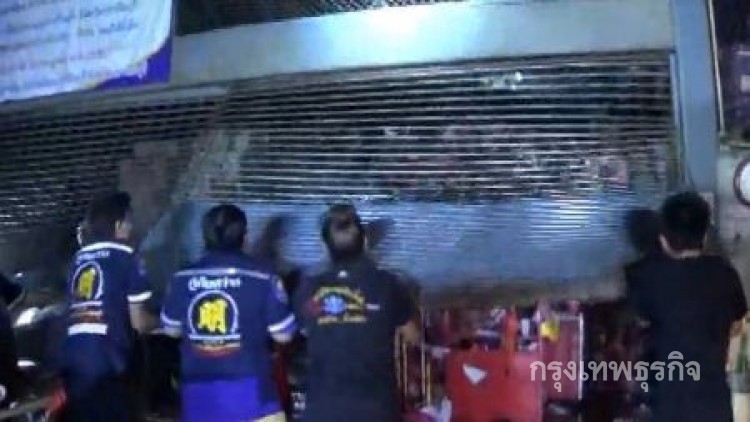 ฝนกระหน่ำ-ฟ้าผ่า เกิดไฟช็อคลุกไหม้ เผาห้างดังเมืองปราจีน