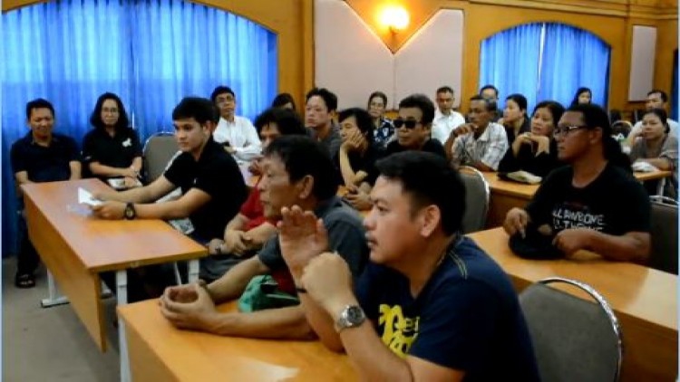 ชาวตลาดนัดนินจารวมตัวเรียกร้อง ขอให้เปิดตลาดนัดอีกครั้ง