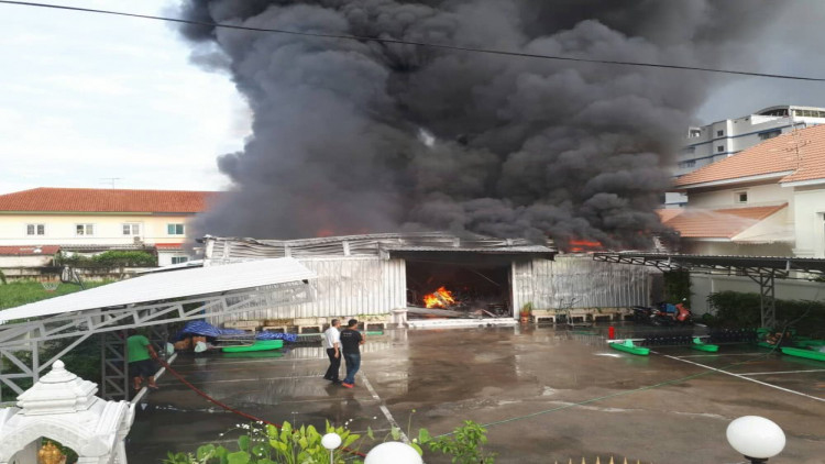 เพลิงไหม้โกดังอิเล็กทรอนิกส์ภายใน ม.เมืองเอก เสียหาย10ล.