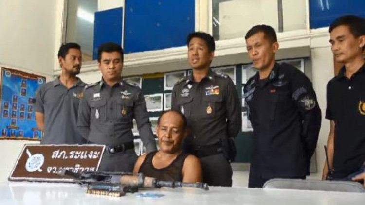 ค้นบ้านเป้าหมายจับ 1 ผู้ต้องหายึดปืนอาก้า-เครื่องกระสุน