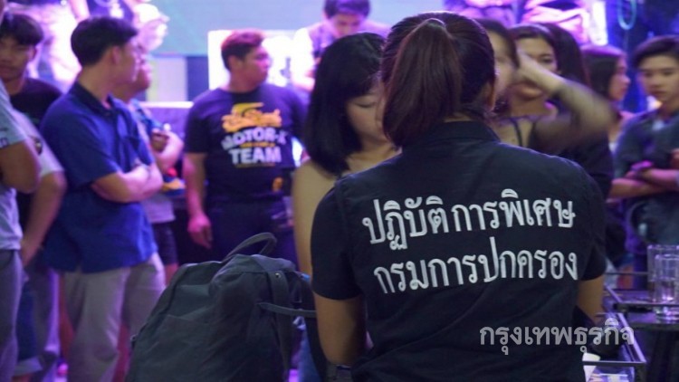 บุกผับ'ดิสคัฟเวอร์รี่'ปล่อยเด็กเที่ยว150คน-เสพยาทิ้งเกลื่อน