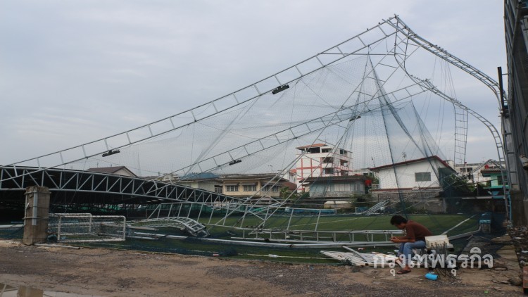เตรียมรื้อหลังคาสนามฟุตบอลหญ้าเทียม เปิดถนนให้ปชช.ใช้