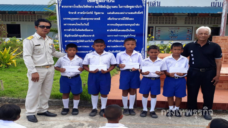 ยกย่อง5นร.เก็บกระเป๋าสตางค์ มีเงิน 1.6หมื่น คืนเจ้าของ
