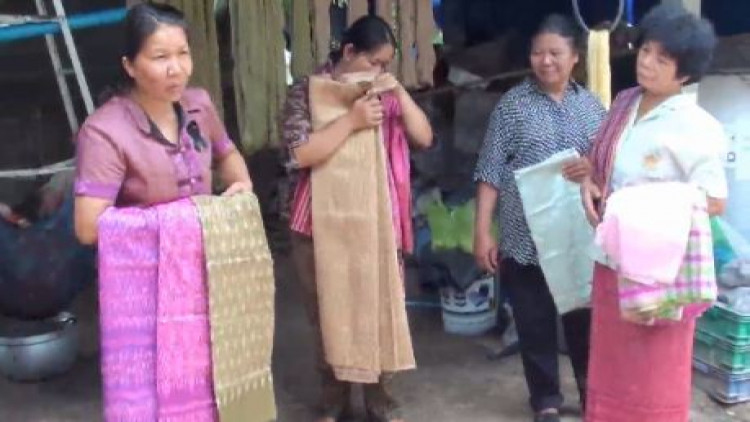 ยโสธรทอผ้าไหมย้อมสีธรรมชาติ เป็นที่นิยมผลิตไม่ทันขาย