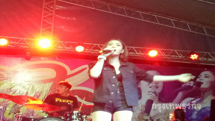 'ลำไย ไหทองคำ' เชื่อฟัง 'ประยุทธ์' แต่งรัดกุมโชว์คอนเสิร์ต