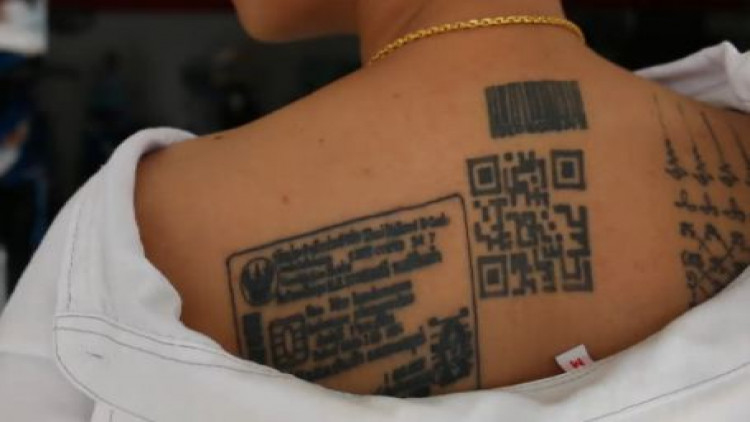 ฮือฮา! สาวทอมสักลายรูปบัตรปชช. 