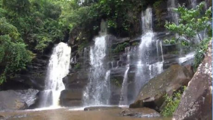 ชวนชมความงามน้ำตกตาดปลากั้ง กลางหุบเขาบ้านน้ำจวงพิษณุโลก