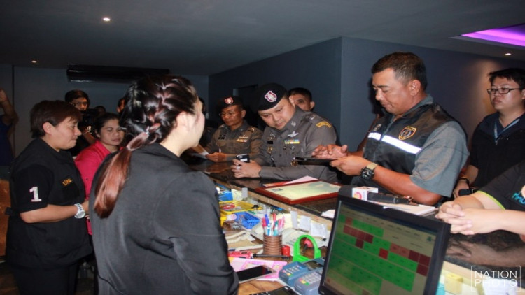 ทลายอาบอบนวดย่านวังทองหลาง อึ้ง! แม่เล้านำลูกสาวแร่ขายบริการ