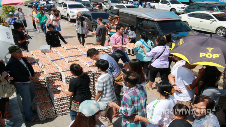 นักธุรกิจกรุงเทพแจกไข่แสนฟอง แก้บนย่าโมที่โคราช