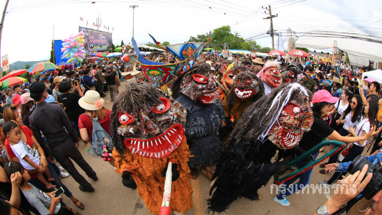 นักท่องเที่ยวกว่าแสนร่วมงาน'ผีตาโขน'